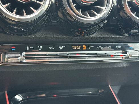 Used 2021 Mercedes-Benz GLB 250 4MATIC image 24