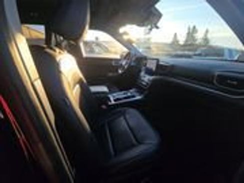 Used 2022 Ford Explorer XLT w/ Equipment Group 202A image 8