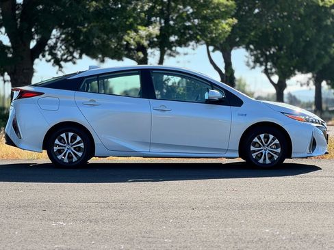 Used 2021 Toyota Prius Prime XLE FWD image 8