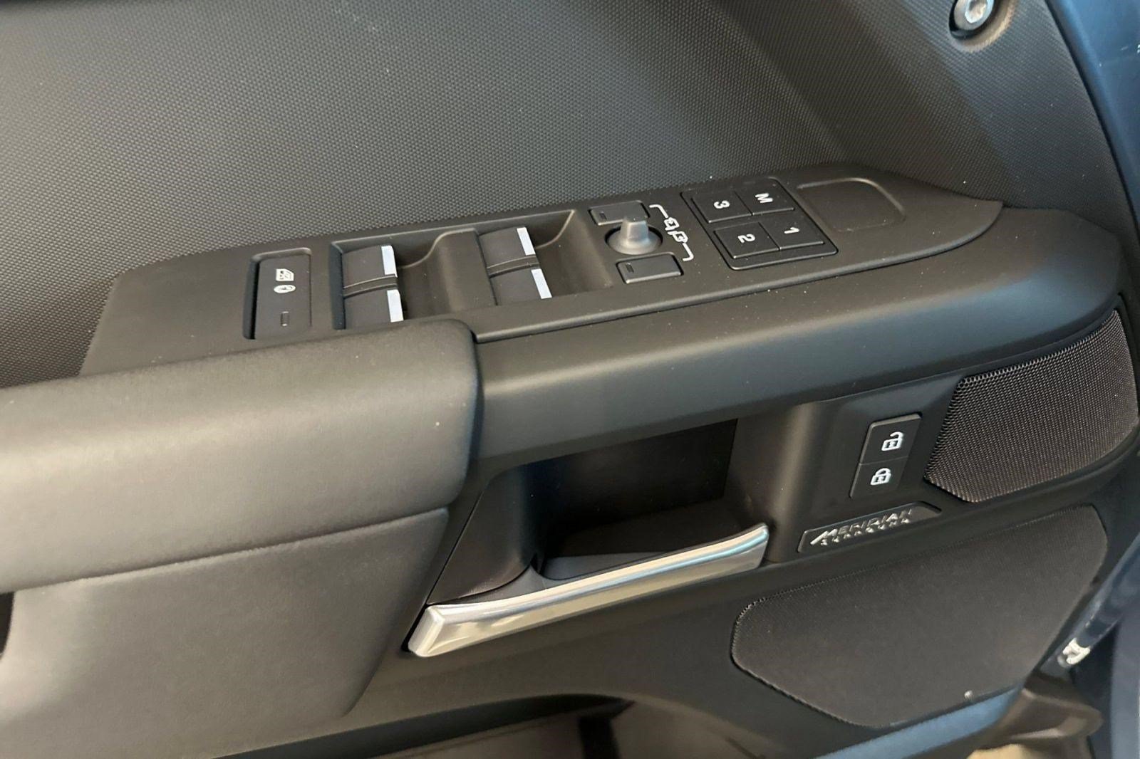 New 2026 Land Rover Defender 110 X-Dynamic SE AWD/4WD image 13