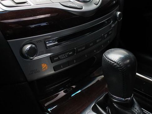 Used 2015 INFINITI Q70 3.7 RWD image 18