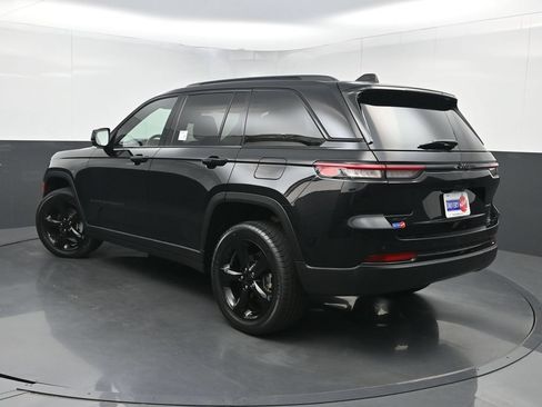 Used 2022 Jeep Grand Cherokee Altitude AWD/4WD image 25