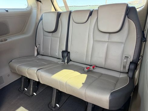 Used 2016 Kia Sedona EX FWD image 18