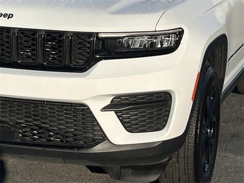 Used 2024 Jeep Grand Cherokee Altitude image 10
