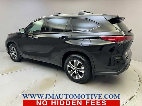 Used 2021 Toyota Highlander XLE image 3