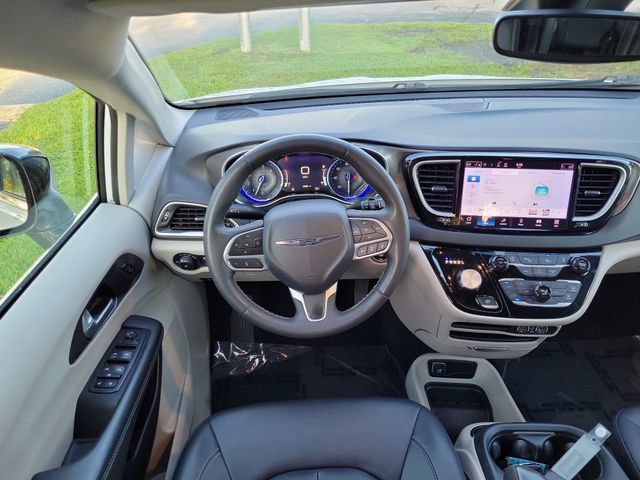 Used 2024 Chrysler Pacifica Touring-L FWD image 11