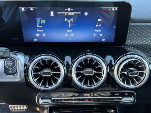 Used 2025 Mercedes-Benz GLB 250 image 21