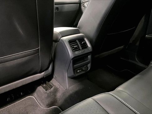 Used 2023 Volkswagen Tiguan SE w/ Panoramic Sunroof Package image 23