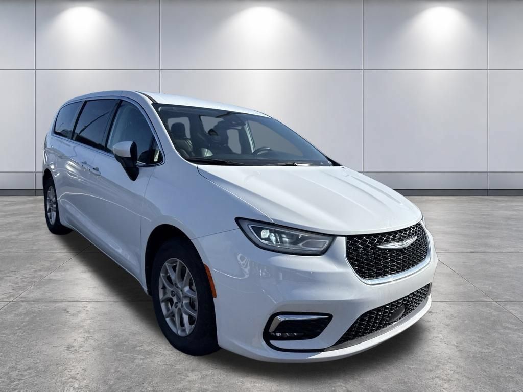 Used 2023 Chrysler Pacifica Touring-L FWD image 3