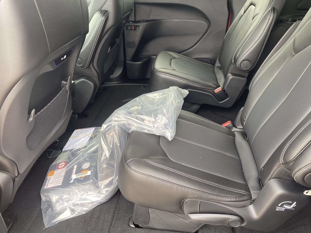 New 2027 Chrysler Pacifica Select FWD image 9