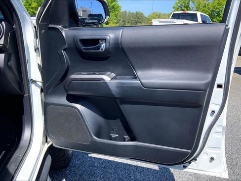 Used 2018 Toyota Tacoma TRD Off-Road image 22