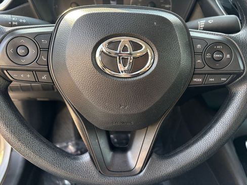 Used 2025 Toyota Corolla LE image 32