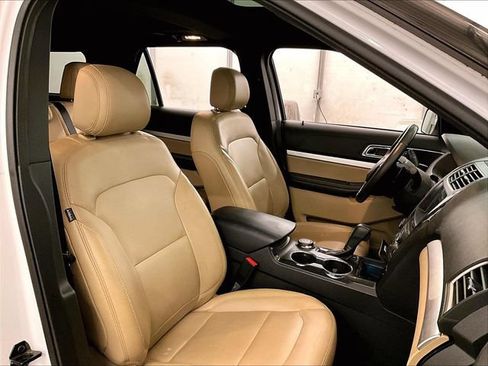 Used 2017 Ford Explorer XLT w/ Equipment Group 202A AWD/4WD image 7