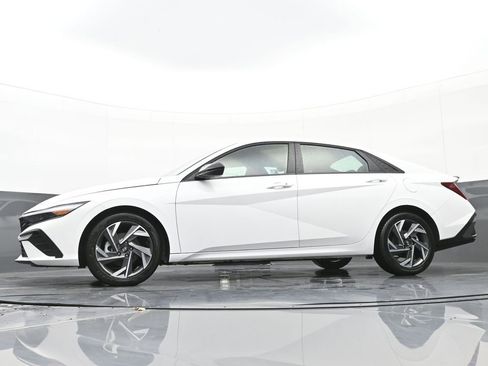 Certified 2025 Hyundai Elantra Sport image 40
