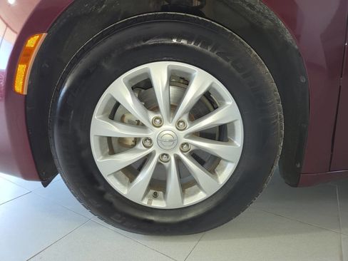 Used 2017 Chrysler Pacifica Touring-L FWD image 12
