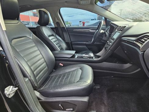 Used 2017 Ford Fusion SE w/ Fusion SE Technology Package image 16