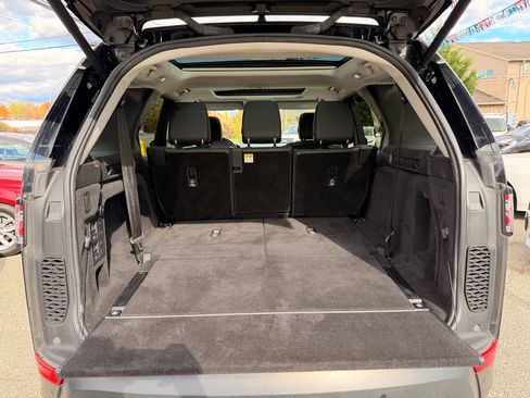 Used 2017 Land Rover Discovery HSE image 18