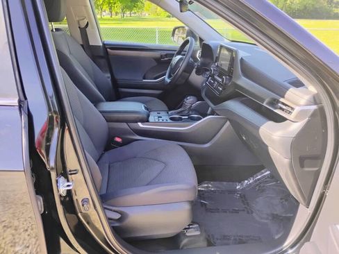 Used 2023 Toyota Highlander L FWD image 12