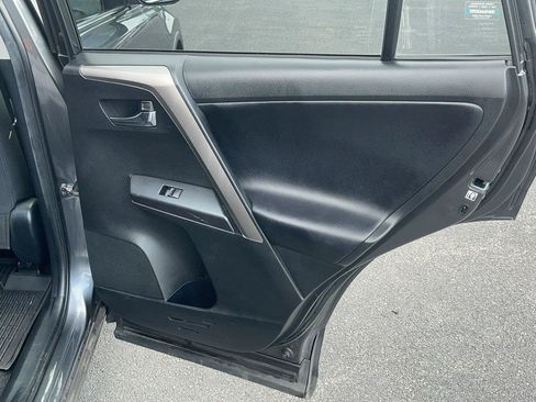 Used 2018 Toyota RAV4 XLE AWD/4WD image 30