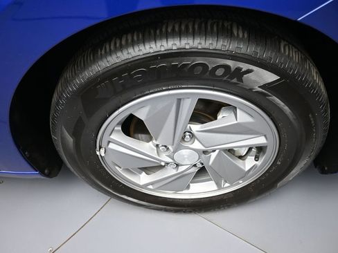 Used 2025 Hyundai Elantra SE FWD image 13