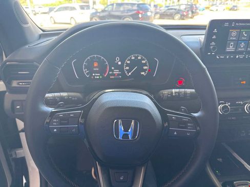 Used 2025 Honda Pilot TrailSport image 5