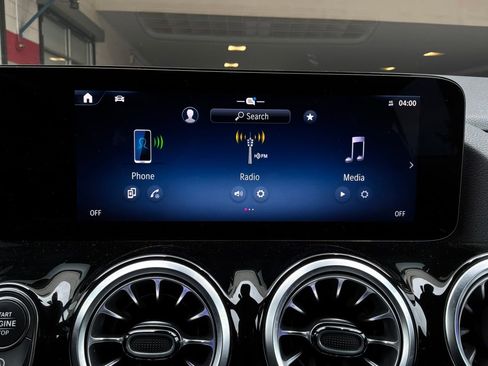 Used 2025 Mercedes-Benz GLA 250 image 32