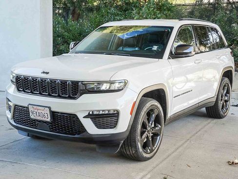 Used 2023 Jeep Grand Cherokee Limited w/ Black Appearance Package image 3
