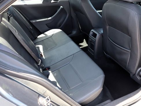 Used 2012 Volkswagen Jetta TDI FWD image 19