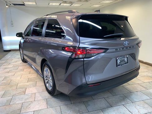 Used 2021 Toyota Sienna XLE image 6