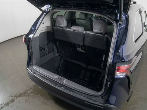 Used 2024 Toyota Sienna XLE FWD image 31