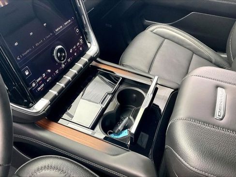 Used 2025 GMC Yukon XL Denali image 16