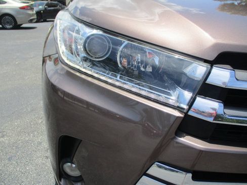 Used 2018 Toyota Highlander Limited FWD image 42