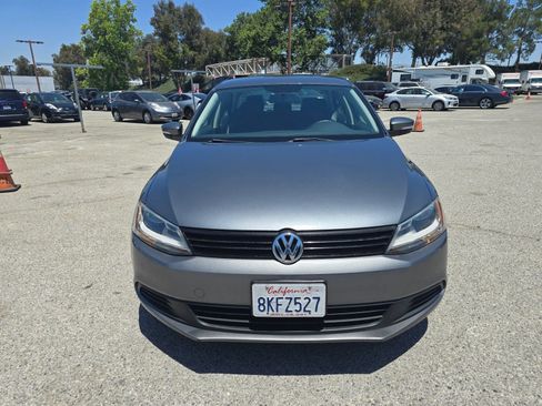 Used 2011 Volkswagen Jetta SE FWD image 2