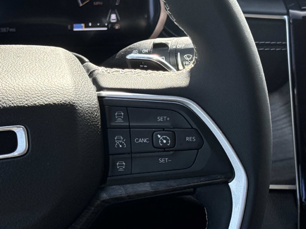 Used 2023 Jeep Grand Cherokee Limited AWD/4WD image 13