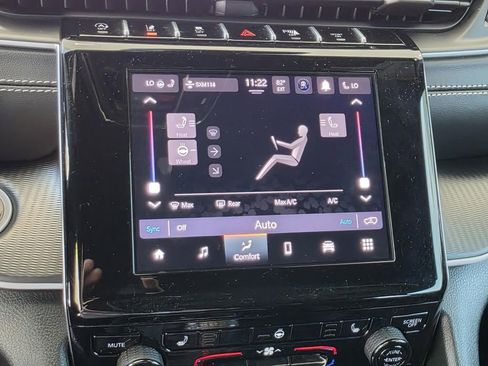 Used 2025 Jeep Grand Cherokee Altitude image 17