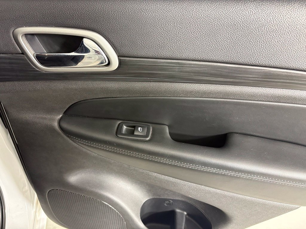 Used 2019 Jeep Grand Cherokee Altitude AWD/4WD image 15