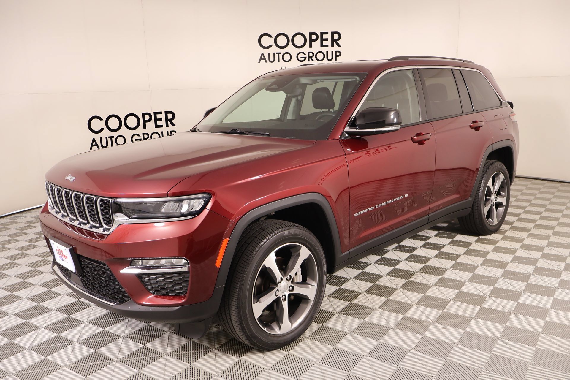 Used 2023 Jeep Grand Cherokee Limited w/ Trailer Tow Prep Group (B) AWD/4WD image 11