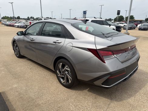 Used 2025 Hyundai Elantra Sport FWD image 4