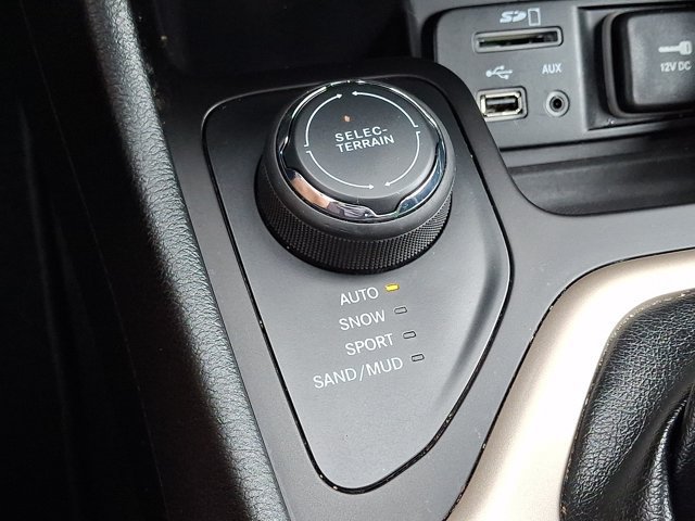 Used 2016 Jeep Cherokee Latitude AWD/4WD image 26