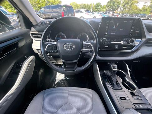 Used 2022 Toyota Highlander LE AWD/4WD image 5