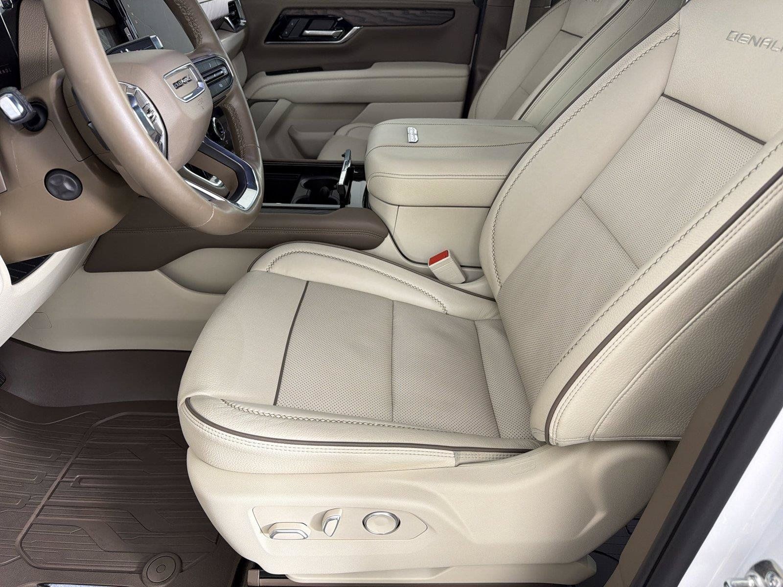 Used 2025 GMC Yukon XL Denali w/ Sun & Power Step Package RWD image 7