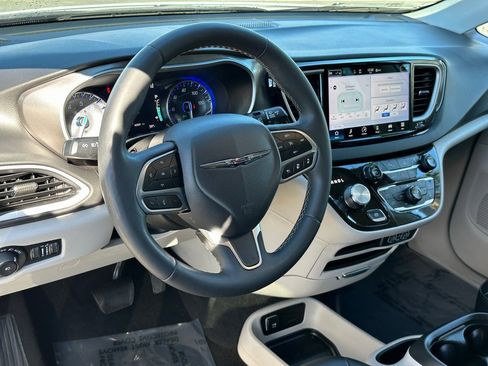 Certified 2024 Chrysler Pacifica Touring-L image 23