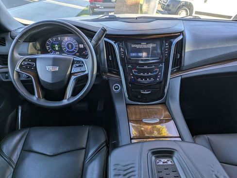 Used 2017 Cadillac Escalade ESV 4WD image 13