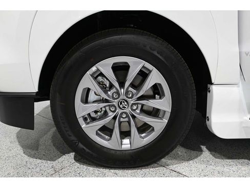Used 2026 Toyota Sienna LE FWD image 12