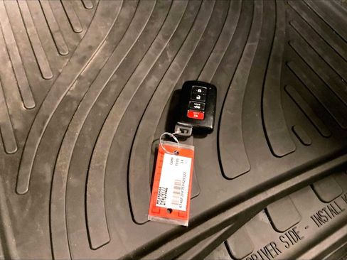 Used 2014 Toyota Camry XLE w/ Leather Package image 16