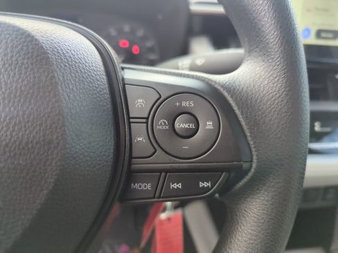 Used 2025 Toyota Corolla Cross L image 12
