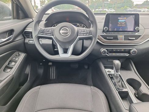 Used 2025 Nissan Altima 2.5 SV FWD image 9