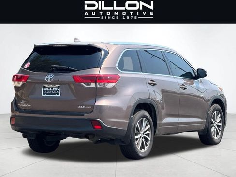 Used 2018 Toyota Highlander XLE AWD/4WD image 4