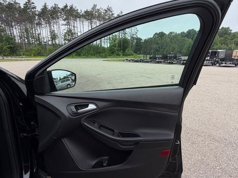 Used 2018 Ford Focus SE FWD image 18