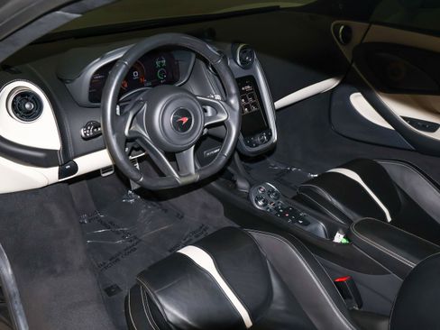 Used 2018 McLaren 570S RWD image 19